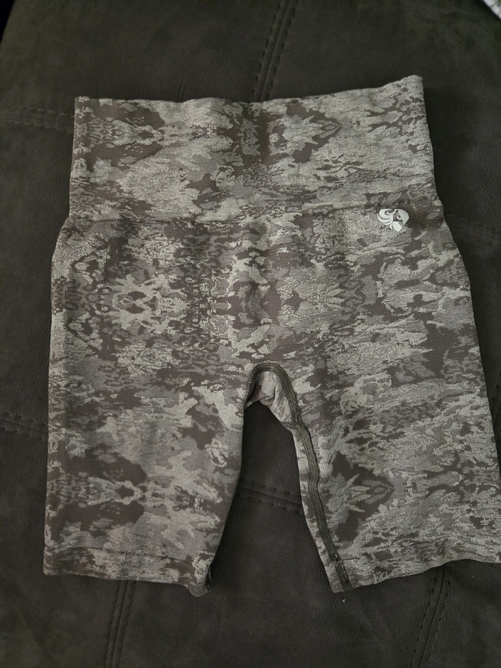 High-Rise Women's Bike Shorts in Olive Camo